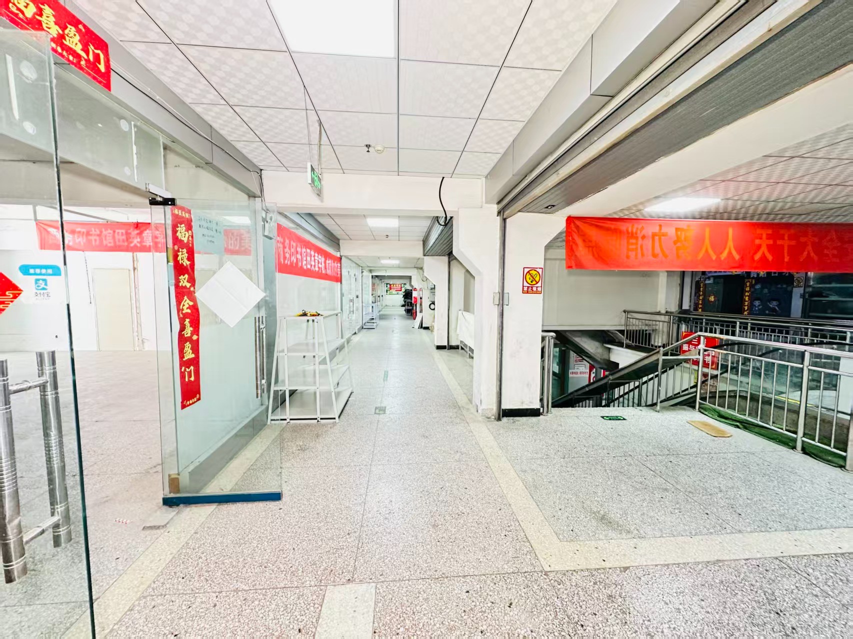 长春路引入人工智能技术应用场景，推动AI与商业、零售、电商、企业服务等领域融合发展。